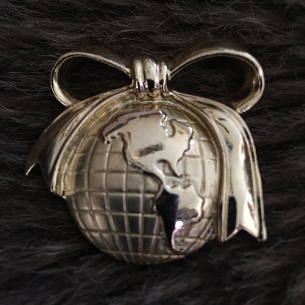 Vintage 80s globe with a bow brooch pin